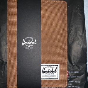 Herchel passport holder in caramel